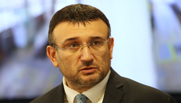 Непрекъснато звънят хора. Колегите анализират и проверяват сигналите