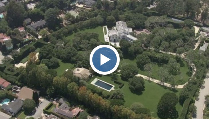 Имотът в Бевърли Хилс е с площ от около 6,3 хектара, разполага с тенис корт, игрище за голф, няколко градини и къщи