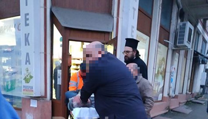 Местни хора разказаха, че между двамата свещеници има напрежение от доста време