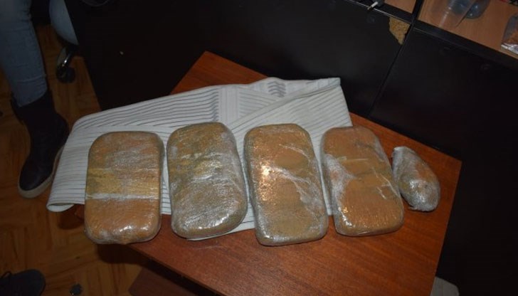 Имала специален колан, в който е бил поставен част от хероина