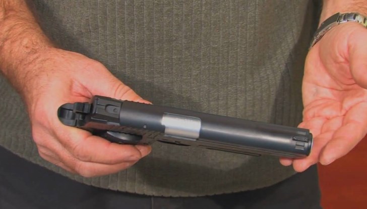 Оръжието е законно притежавано, но е нарушена законова разпоредба, която забранява откритото носене на оръжие в лечебни и здравни заведения, училища и детски градини Оръжието е законно притежавано, но е нарушена законова разпоредба, която забранява откритото носене на оръжие в лечебни и здравни заведения, училища и детски градини