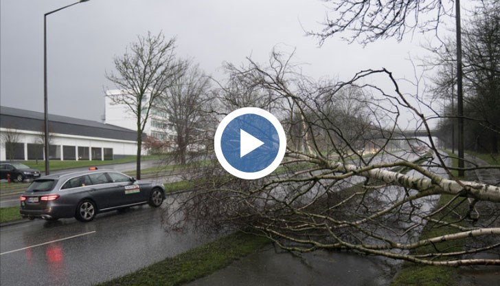 Отменят полети, спират влакове, има наводнения и аварии