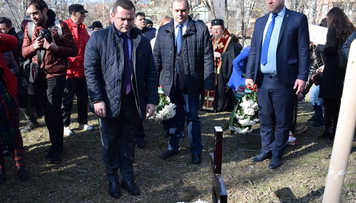 Днес имах честта да подпиша документа, с който официално се дава старт на изграждането на паметник на Васил Левски в Русе