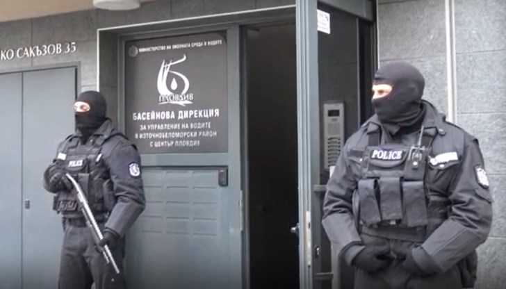 Защо трябва тежко въоръжени полицаи да арестуват чиновничка, а жандармеристи с кучета да затварят цели градове?