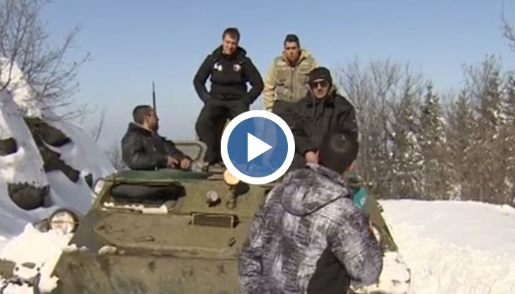 Те се надяват, че ще успеят да евакуират бебето и неговото семейство, блокирани в хижата