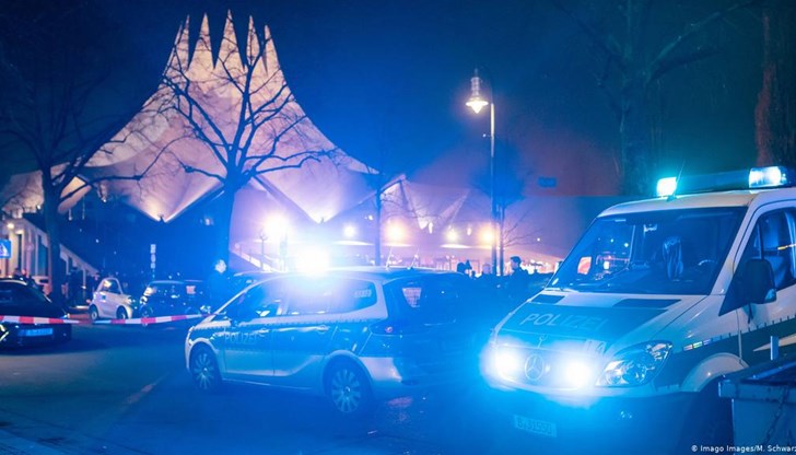 Един човек загина, а няколко бяха ранени късно снощи при стрелба край популярен обект в германската столица