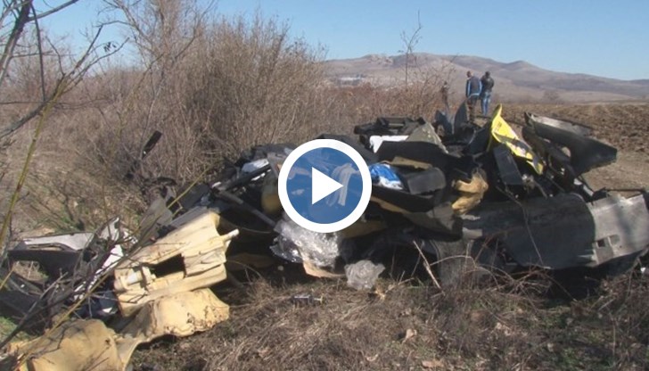 Бусове и камиони избират черни пътища и стоварват насред полето безплатно купища отпадъци