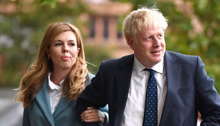Британският премиер се е сгодил за приятелката си Кари Саймъндс