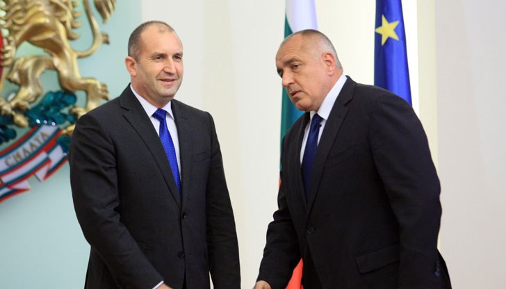 Това застрашава приемането на държавата в еврозоната и в Шенген, пише агенцията Това застрашава приемането на държавата в еврозоната и в Шенген, пише агенцията