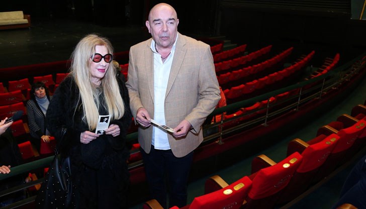 Тази сцена беше целият живот на Стоянка. Този стол е голяма чест за нея, сподели дъщеря ѝ