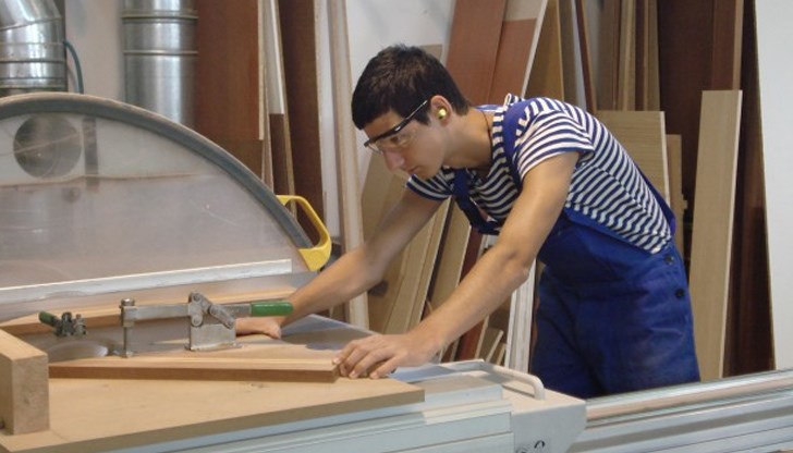 Работодатели искат да наемат също шофьори, апаратчици в химично производство, механици, инженери и монтажници Работодатели искат да наемат също шофьори, апаратчици в химично производство, механици, инженери и монтажници