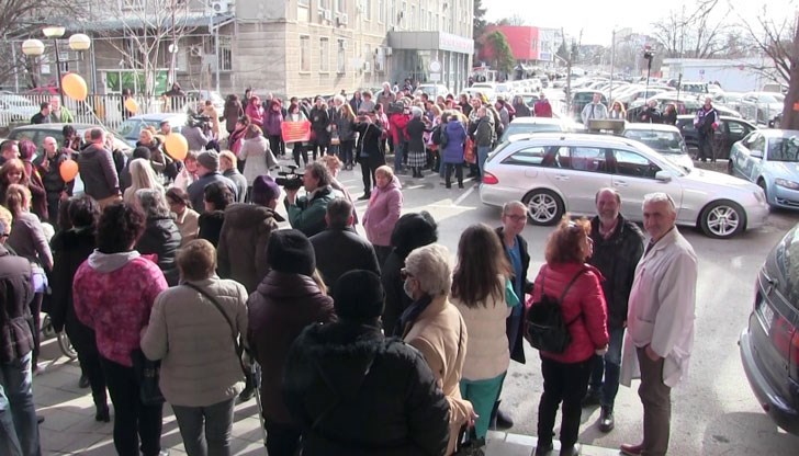 Второто уникално нещо в тази история е, че пациенти излизат сами на протест, без идеята да е подшушната от други лекари, производители на лекарства или строители на болница, и то за да искат човешко отношение