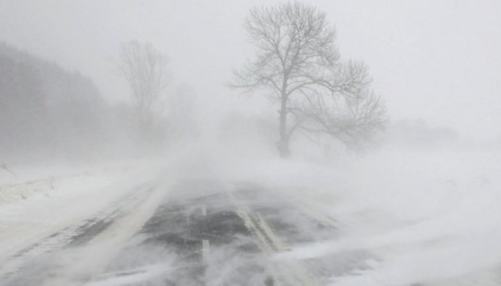 Сняг вали в района на Сливен, Котел и Твърдица. Температурата е - 2°
