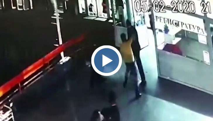Кадри на охранителна камера са запечатали поредното посегателство над медик