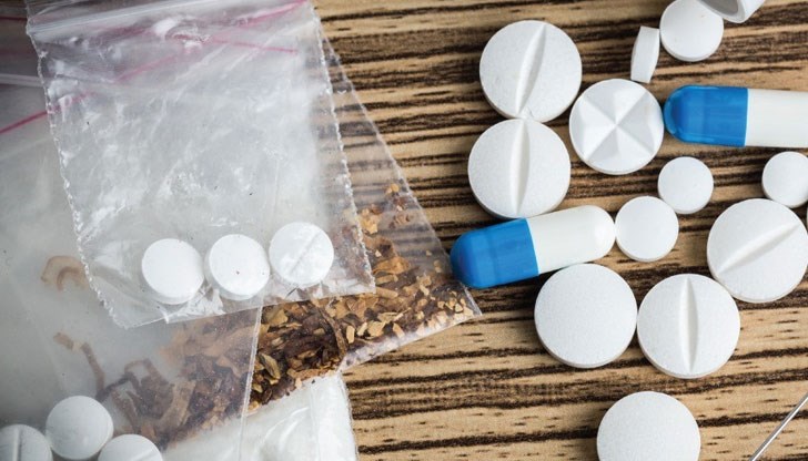Полицаите са открили таблетки с екстази, матамфетамин и марихуана в 48-годишен мъж