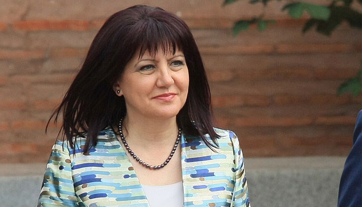 Не е сериозно един битов казус, около кариерното развитие на съпругата му, да се превръща в тема на деня и повод държавният глава да пророкува оставки