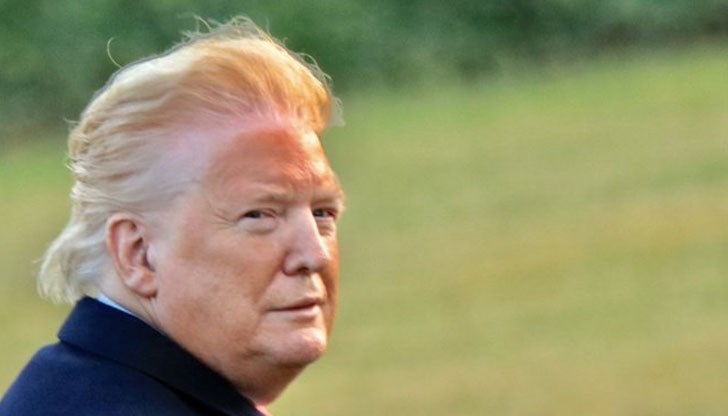На снимката президентът е с блестящ мандаринов цвят на кожата около бузите, очите, носа и брадичката, но при корените на косата, както и около ушите, е бял като сирене