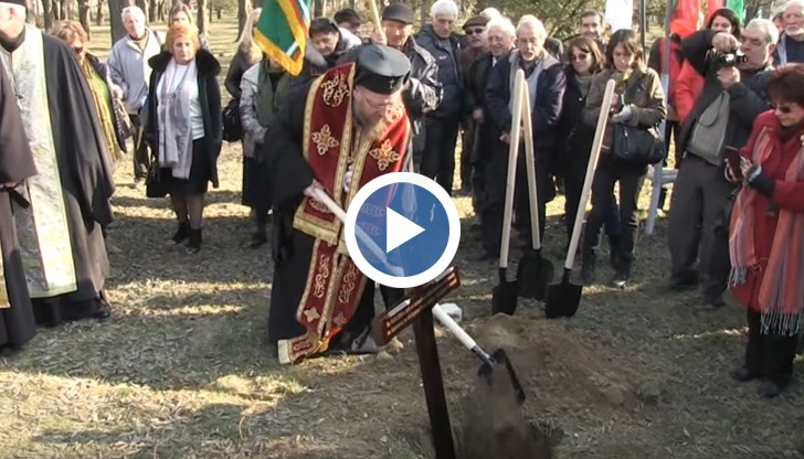 Капсула с послание и бял камък белязаха мястото на паметника на Васил Левски в Русе