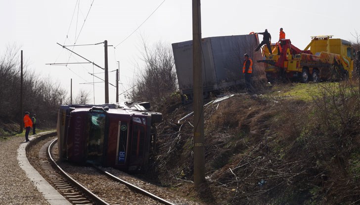 Пътниците между двете гари се извозват с автобуси