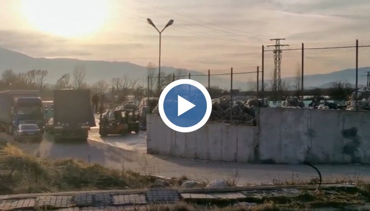 До късните часове на деня тирове и мотокари пренасят огромни количества боклук