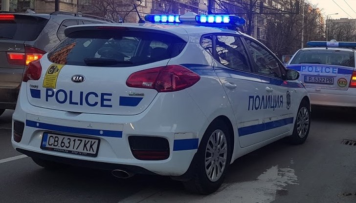 Двама мъже са задържани от полицията след сигнал за грабеж от младеж, извършен вчера вечерта в Русе