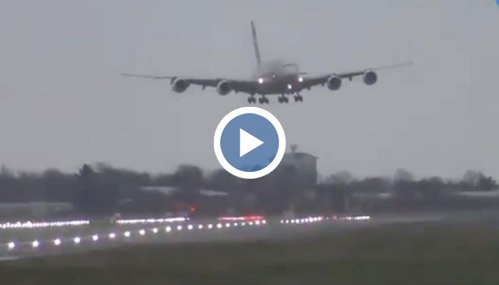 Самолетът на авиокомпанията "Етихад" се мъчи да кацне на Летище Хийтроу