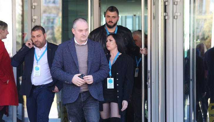 Шоуменът се шмугна в хотела през задния вход