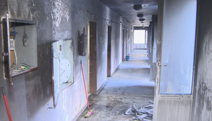 Огънят избухва в стаята на 78-годишен мъж, който има проблем със зрението