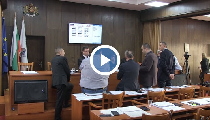 Оказа се, че отсъстващият Станимир Станчев на практика е участвал в приемането на точките на сесията на Общинския съвет, тъй като на таблото се отчита и неговото устройство