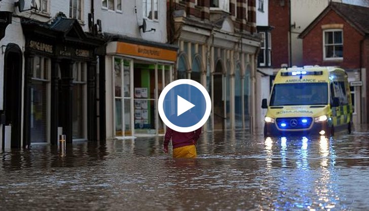 Най-тежка е обстановката в Англия и Южен Уелс - наводнени са цели квартали