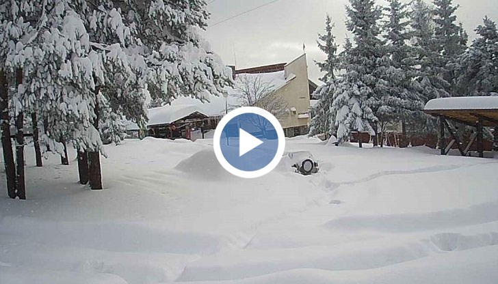 От почистващата фирма се надяват, че до обяд ще бъдат пробити оставащите 7-8 километра до хората