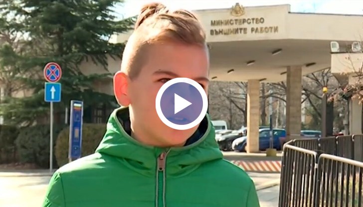 Вече няколко дни 12-годишният Алекс стои с плакат пред външно министерство