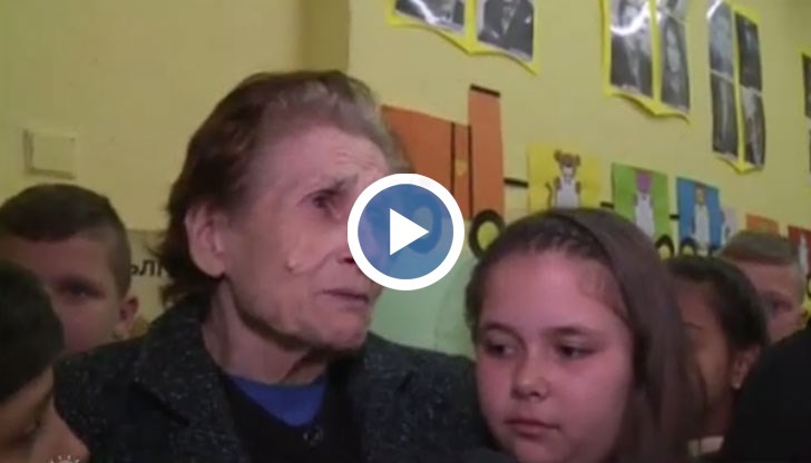 Учениците дариха джобните си, за да може жената да си купи лекарства