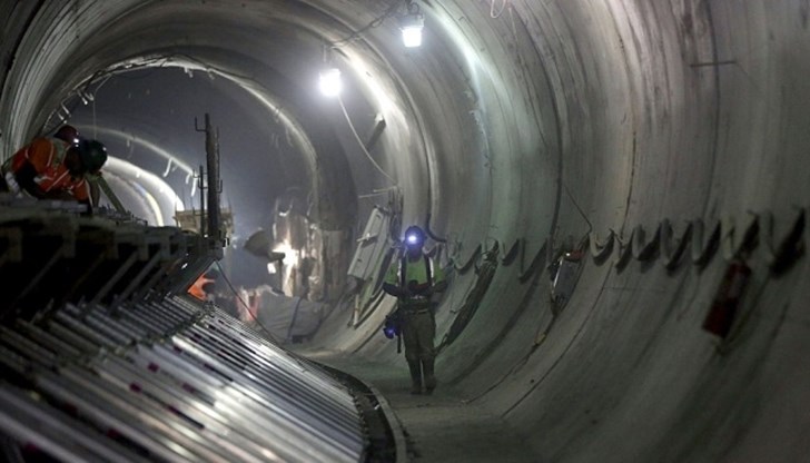 Поръчката за строителството на тунела беше открита през октомври м.г. с индикативната стойност 267 милиона лева