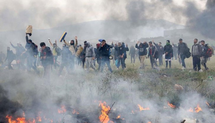 Някои мигранти успяха да преминат граничната река с гумени лодки Някои мигранти успяха да преминат граничната река с гумени лодки