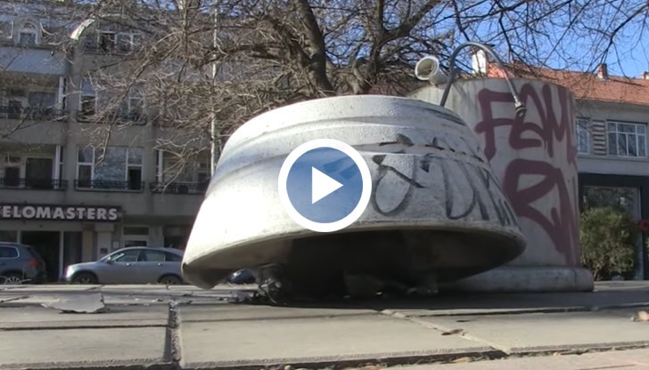 Чешмичката е била надраскана с графити, но очевидно това се е видяло недостатъчно за хулиганите