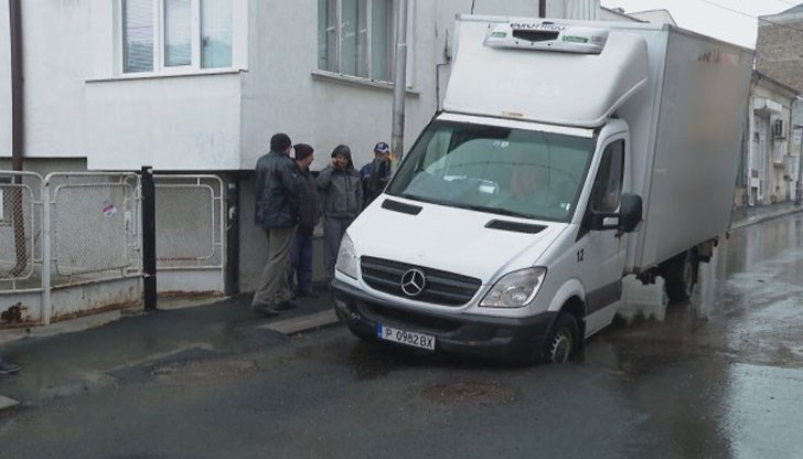 Камионът, който е с русенска регистрация, е зареждал магазин