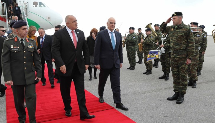 Премиерът беше посрещнат в Александруполис от гръцкия министър на външните работи Николаос Дендиас