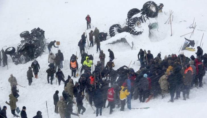Турските власти са открили днес още две тела, затрупани под снега