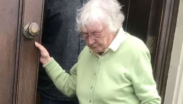 Подлата 81-годишна Катрин Сърл пуска дори телевизора, за да пее папагалът по-силно, и оставя прозореца отворен, когато съседите й са в градината