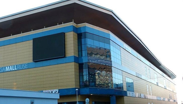 Неизползваемата сграда представлява опасност за преминаващите в района на болницата Неизползваемата сграда представлява опасност за преминаващите в района на болницата