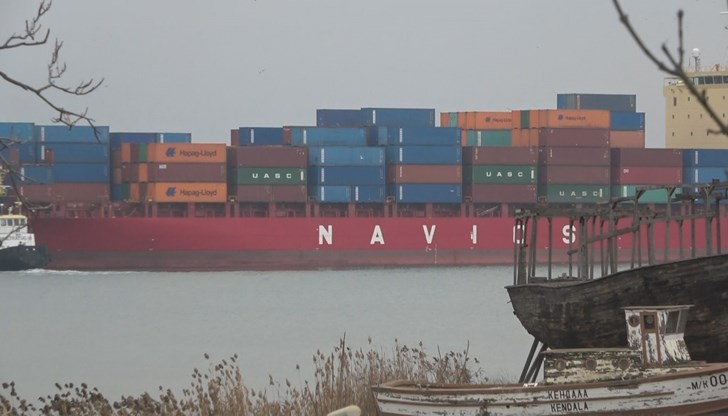 Корабът в момента плава от Бургас за Варна