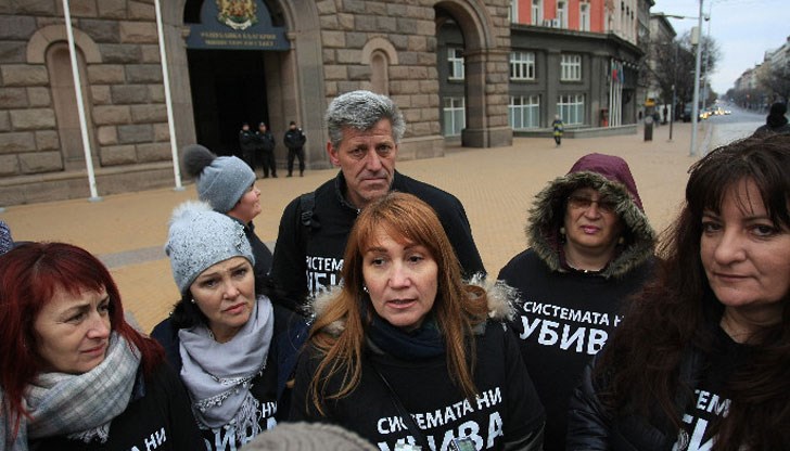 Носят черни знамена и плакати, на които министър Деница Сачева беше с удължен нос, а под снимката й пишеше "Лъжец"
