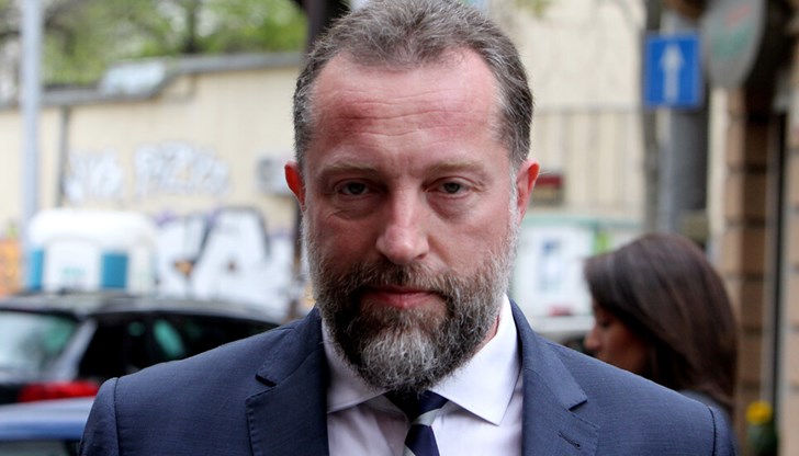 Ние сме в диктатура, която формално се представя като парламентарна република Ние сме в диктатура, която формално се представя като парламентарна република