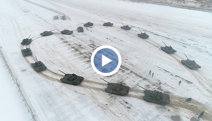 Кадрите показват как две танкови роти се разполагат във формата на огромно сърце на полигона "Алабино" край Москва