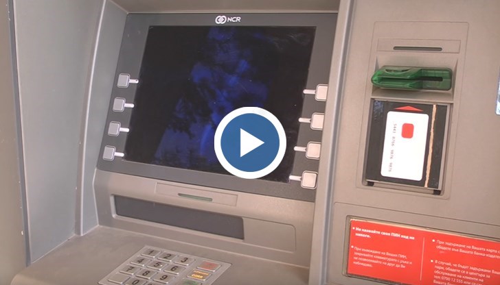Банките си прибират банкоматите и оставят хората без пари в брой