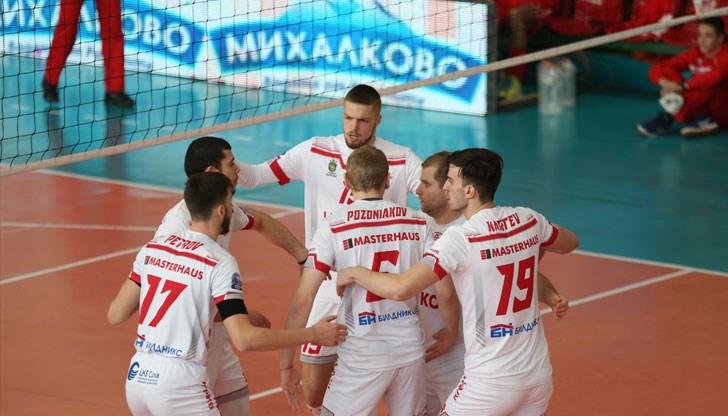 Шампионите допуснаха отпускане единствено в третия гейм, който отиде на сметката на домакините в Русе Шампионите допуснаха отпускане единствено в третия гейм, който отиде на сметката на домакините в Русе