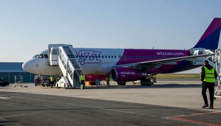 От „Уизеър“ обясниха, че полетът е трябвало да бъде пренасочен за утре заради проверка на самолета след удар от мълния