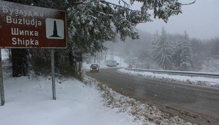Пътят е почистен и опесъчен, но остава предупреждението за водачите, които трябва да бъдат внимателни Пътят е почистен и опесъчен, но остава предупреждението за водачите, които трябва да бъдат внимателни