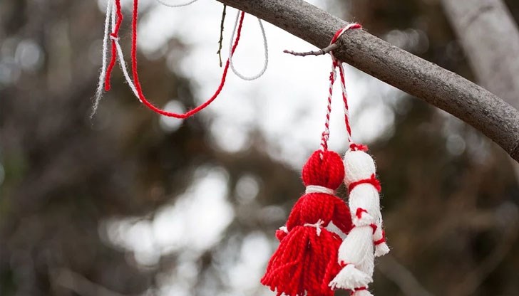 Според народните поверия Баба Марта не обича възрастни жени. Ако срещне млади девойки, времето през месеца ще е хубаво и слънчево